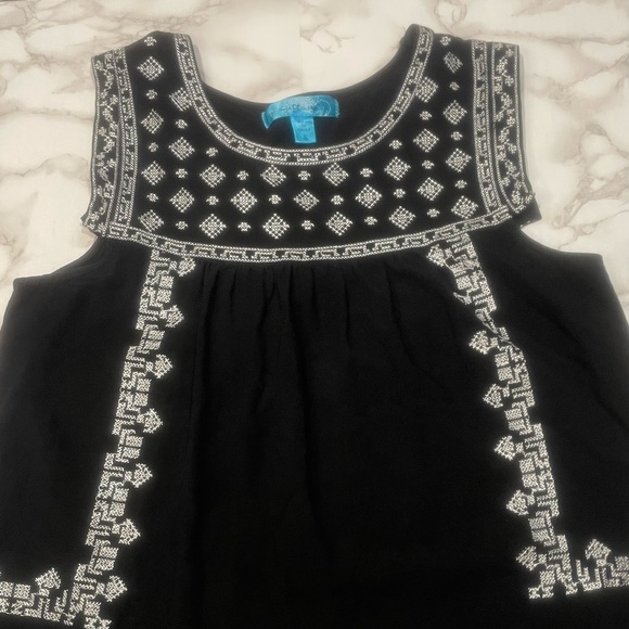 Buttons Embroidered Top - Picture 2 of 10